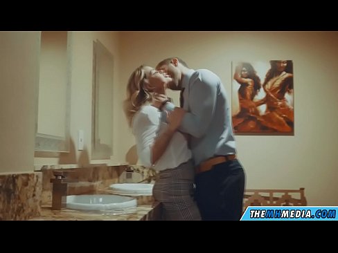 ❤️ När en bystig blondin förför dig på en offentlig toalett ❤️ Porno at us